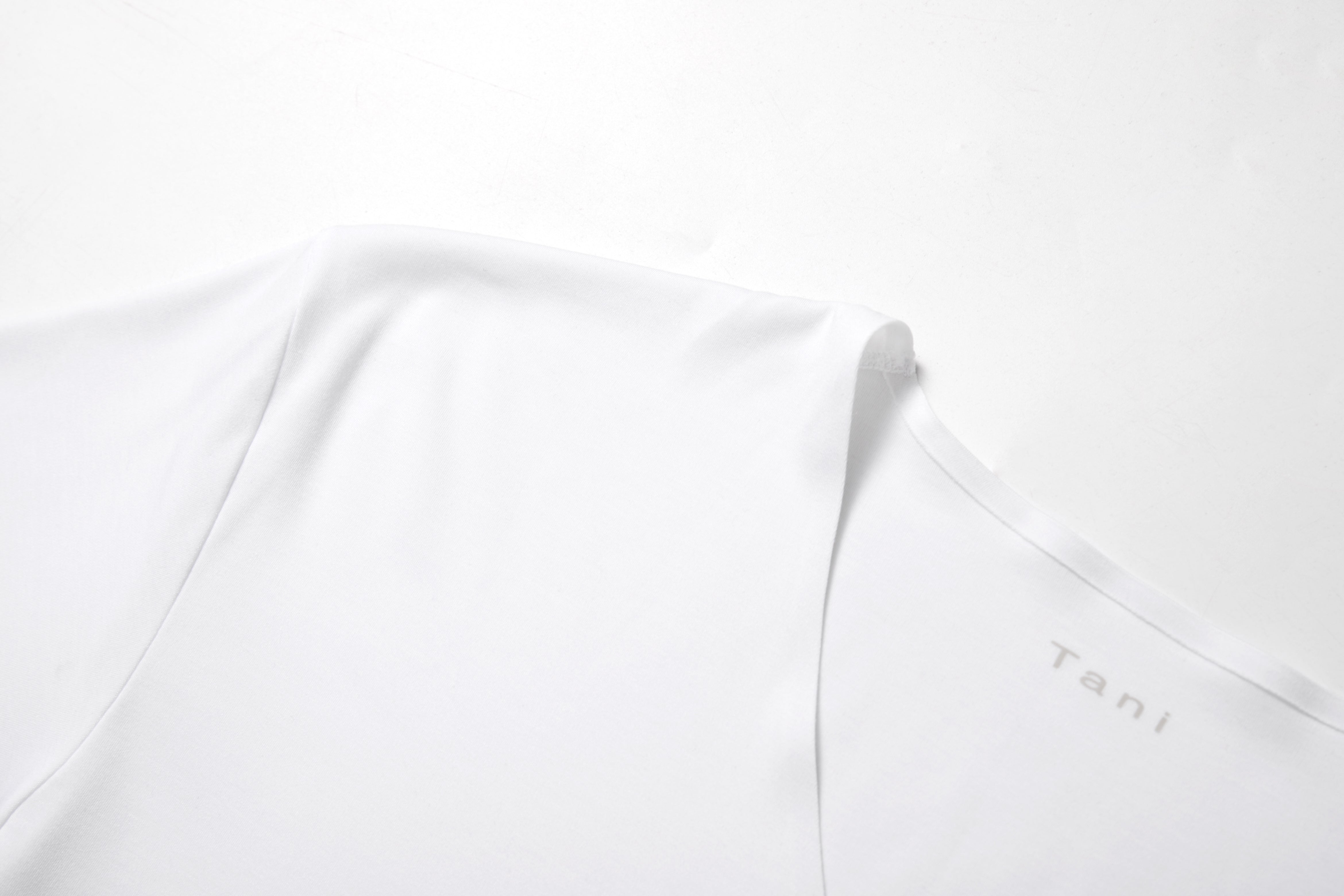 Freeform Bonded Seamless TENCEL™ Modal V-Neck Tee in soft fabric for all-day comfort and breathability.